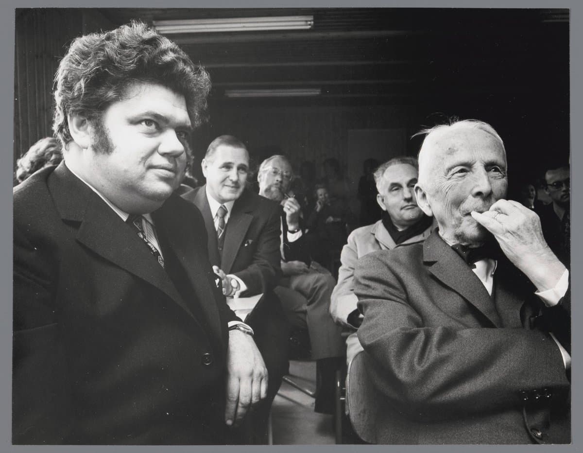 Portret van staatssecretaris Henk Vonhoff en Vincent Willem van Gogh, met op de achtergrond Arthur van Schendel